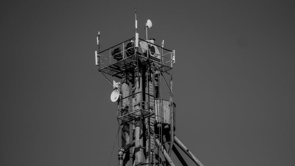 An image of a 5G tower with antennas and network connections to represent the topic of 5G technology fundamentals.